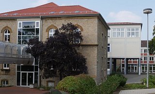 Im Altbau des Grabbe-Gymnasíums befindet sich das Sekretariat. Wollen Schüler zur Toilette gehen, müssen sie sich dort den Schlüssel abholen. - Jost Wolf