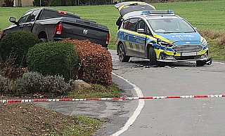 Das Ende einer Verfolgungsjagd - auf der schmalen Straße kam der Dogde nicht an dem Streifenwagen vorbei. Zwei Polizisten wurden bei dem Unfall leicht verletzt, der Fahrer des Dogde muss ins Gefängnis. - Polizei Kreis Lippe Das Ende einer Verfolgungsjagd - auf der schmalen Straße kam der Dogde nicht an dem Streifenwagen vorbei. Zwei Polizisten wurden bei dem Unfall leicht verletzt, der Fahrer des Dogde muss ins Gefängnis. - Polizei Kreis Lippe