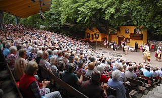Volle Ränge: So kennt man die Freilichtbühne Bellenberg. Wegen der vielen Unwägbarkeiten durch die Corona-Krise sieht sich das Theater jedoch gezwungen, die ab Juni geplante Spielsaison 2020 frühzeitig abzusagen. - Archiv: Freilichtbühne Bellenberg Volle Ränge: So kennt man die Freilichtbühne Bellenberg. Wegen der vielen Unwägbarkeiten durch die Corona-Krise sieht sich das Theater jedoch gezwungen, die ab Juni geplante Spielsaison 2020 frühzeitig abzusagen. - Archiv: Freilichtbühne Bellenberg