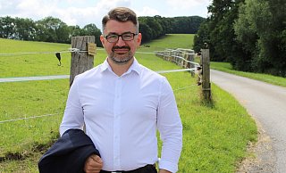 Christian Sauter ist in Extertal aufgewachsen. Seine Heimat liegt ihm sehr am Herzen und so hat er für das Interview an seinem Lieblingsplatz auch sein Zuhause in Almena ausgewählt. - Lorraine Brinkmann Christian Sauter ist in Extertal aufgewachsen. Seine Heimat liegt ihm sehr am Herzen und so hat er für das Interview an seinem Lieblingsplatz auch sein Zuhause in Almena ausgewählt. - Lorraine Brinkmann