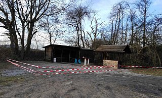 Am Grillplatz Schmandpott oberhalb von Humfeld haben Unbekannte eine Party gefeiert und jede Menge Müll hinterlassen - zum Leidwesen der Feuerwehr, die den Grillplatz pflegt. Sie hat das Gelände nun abgesperrt. - Feuerwehr Dörentrup Am Grillplatz Schmandpott oberhalb von Humfeld haben Unbekannte eine Party gefeiert und jede Menge Müll hinterlassen - zum Leidwesen der Feuerwehr, die den Grillplatz pflegt. Sie hat das Gelände nun abgesperrt. - Feuerwehr Dörentrup