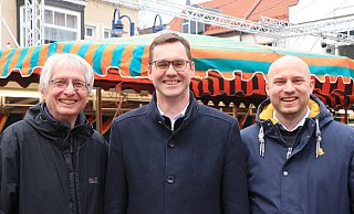 SPD-Fraktionsvorsitzender Hans Hofste (links) und Stadtverbandsvorsitzender Matthias Kaiser (rechts) freuen sich, dass Bürgermeister Matthias Kalkreuter bei der Kommunalwahl 2025 wieder antritt. - Hans Jacobs