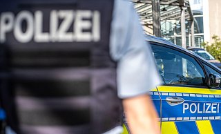 Im neuen Lagebild wurden erstmals auch Gewalttaten auf sexueller Grundlage gegen Polizistinnen und Polizisten in die Statistik aufgenommen. (Symbolfoto) - David Inderlied/dpa