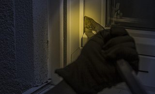 Die Einbrecher drangen vermutlich durch ein Kellerfenster in das Einfamilienhaus ein. - Symbolbild: Pixabay