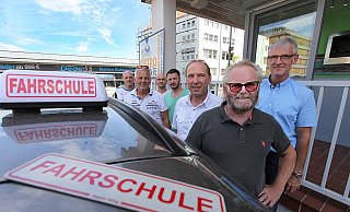 Machen ihrem Ärger beim Treffen mit der LZ Luft: Die Fahrlehrer (von links) Sven Bothe, Helmut Kollak, Alexander Müller, Paul Gischewiski, Matthias Czeck, Jörg Schüte und Peter Raband müssen sich unfreiwillig in Geduld üben. - Vera Gerstendorf-Welle