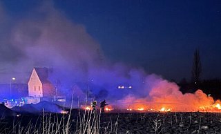 Die gesamte Wiese stand in Flammen. - Freiwillige Feuerwehr Horn-Bad Meinberg