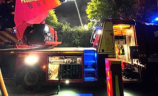 Der brennende Anbau konnte schnell gelöscht werden, ein Mensch wurde jedoch schwer verletzt. - Feuerwehr Detmold Der brennende Anbau konnte schnell gelöscht werden, ein Mensch wurde jedoch schwer verletzt. - Feuerwehr Detmold