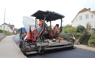 Mit dem Einsatz des Asphaltfertigers gehen die Arbeiten auf dem Abschnitt IVa dem Ende entgegen. - Jens Rademacher