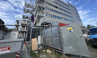 Der neue Treppenturm am Rathaus an der Rudolph-Brandes-Allee ist binnen vier Tagen aufgebaut worden. Er dient als Fluchtweg im Fall eines Falles. - Sven Kienscherf Der neue Treppenturm am Rathaus an der Rudolph-Brandes-Allee ist binnen vier Tagen aufgebaut worden. Er dient als Fluchtweg im Fall eines Falles. - Sven Kienscherf