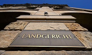 Im Prozess gegen einen 62 Jahre alten Ex-Kripo-Beamten und zwei Mitangeklagte am Landgericht Mönchengladbach wurde die Anklage noch nicht verlesen. (Archivbild) - Roberto Pfeil/dpa Im Prozess gegen einen 62 Jahre alten Ex-Kripo-Beamten und zwei Mitangeklagte am Landgericht Mönchengladbach wurde die Anklage noch nicht verlesen. (Archivbild) - Roberto Pfeil/dpa