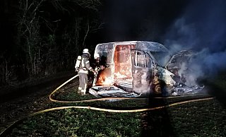 Anwohner entdeckten den Lieferwagen. - Freiwillige Feuerwehr Lage Anwohner entdeckten den Lieferwagen. - Freiwillige Feuerwehr Lage
