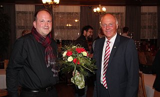 Die klare Mehrheit der Blomberger hat sich für Christoph Dolle (links) ausgesprochen. Bei der Feier nach der Stichwahl bekam der neue Bürgermeister Glückwünsche und einen Blumenstrauß von seinem bisherigen Chef und Amtsvorgänger Klaus Geise.  - Seda Hagemann