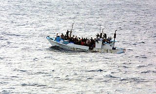 Die SPD-Fraktion bittet die Verwaltung zu prüfen, ob und in welcher Form Leopoldshöhe dem Bündnis „Sicherer Hafen" in der Bewegung "Seebrücke" beitreten kann. Unser Symbolfoto zeigt ein Flüchtlingsboot. - Gerd Altmann/Pixabay Die SPD-Fraktion bittet die Verwaltung zu prüfen, ob und in welcher Form Leopoldshöhe dem Bündnis „Sicherer Hafen" in der Bewegung "Seebrücke" beitreten kann. Unser Symbolfoto zeigt ein Flüchtlingsboot. - Gerd Altmann/Pixabay