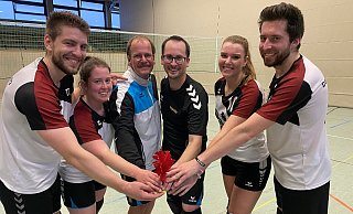 Die Spielerinnen und Spieler des CVJM Sylbach/Pivitsheide sind bereit für die WM: (von links) Tom Zimmermann, Johanna Bejer, stellvertretender Abteilungsleiter Stephan Kästner, Sebastian Follmer, Melina Pivit und Fabian Fortmann. - Sebastian Lucas