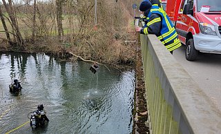 Einsatzkräfte haben mehrere Geldschränke aus der Bega geborgen. - Vasco Stemmer