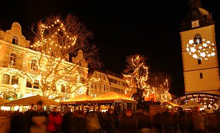 Stimmungsvoll wird es an den Abenden auf dem Detmolder Advent. Eröffnet wird er heute um 17 Uhr. Er dauert bis einschließlich
Heiligabend. - Stadt Detmold Stimmungsvoll wird es an den Abenden auf dem Detmolder Advent. Eröffnet wird er heute um 17 Uhr. Er dauert bis einschließlich
Heiligabend. - Stadt Detmold