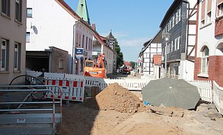 Noch werden die Kanäle verlegt. Doch bald folgt die Pflasterung im Kreuzungsbereich an der Breiten Straße. Autofahrer müssen nach dem Ausbau dort Schrittgeschwindigkeit fahren. - Katrin Kantelberg
