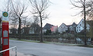 Die Bushaltestelle „Teich" an der Straße Helle in Alverdissen soll barrierefrei umgestaltet werden. Doch über das Wie gibt es nach wie vor keine Entscheidung. Die Diskussionen darüber dauern seit zwei Jahren an. - Jens Rademacher