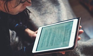 Tablets sind heute weit verbreitet. Auch beim Home-Schooling spielen sie eine wichtige Rolle – wenn die Eltern ihre Schützlinge entsprechend ausrüsten können. Denn das geht ins Geld.  - Juraj Varga/Pixabay
