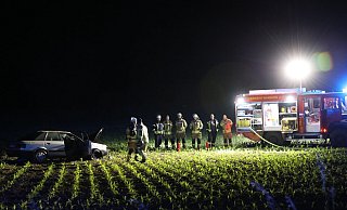 Das Auto war um 180 Grad gedreht auf einem Maisfeld fernab der Straße zum Stehen gekommen. Die Feuerwehr kümmerte sich um die Bergung. - Simone Flörke