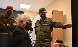 Brigadekommandeur Oberst Stephan Willer (von links) und Hauptfeldwebel Christian Hesse zeigen Wolfgang Hellmich, wie ein Simulator für fernlenkbare Waffenstationen funktioniert. - Raphael Bartling Brigadekommandeur Oberst Stephan Willer (von links) und Hauptfeldwebel Christian Hesse zeigen Wolfgang Hellmich, wie ein Simulator für fernlenkbare Waffenstationen funktioniert. - Raphael Bartling