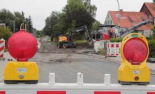 Schweres Ger&auml;t tr&auml;gt auf der Hohenhauser Stra&szlig;e zwischen Sch&uuml;renbreder Weg / Diekbrede und Rafelder Stra&szlig;e derzeit die Asphaltschicht ab. - Carolin Brokmann-F&ouml;rster
