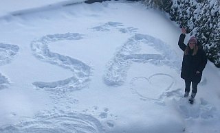 Die Lehrer haben ihren Schülern winterliche Grüße nach Hause geschickt - so wie diese Spuren im Schnee. - Edith Kemeny Die Lehrer haben ihren Schülern winterliche Grüße nach Hause geschickt - so wie diese Spuren im Schnee. - Edith Kemeny