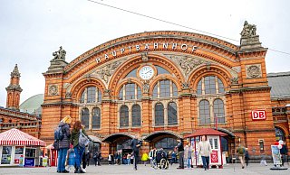 Der Zugverkehr zwischen Hamburg und Bremen läuft wieder. (Symbolbild) - Sina Schuldt/dpa Der Zugverkehr zwischen Hamburg und Bremen läuft wieder. (Symbolbild) - Sina Schuldt/dpa
