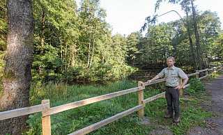 Thomas Fritzemeier am Teich im Heimbachtal, die Forstabteilung hat noch einen neuen Holzzaun errichtet. - Landesverband Lippe Thomas Fritzemeier am Teich im Heimbachtal, die Forstabteilung hat noch einen neuen Holzzaun errichtet. - Landesverband Lippe