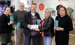 Bei der Vorstellung des Namens Hermannix in der Tourist Information Lippe & Detmold: (von links) Stefanie H&uuml;tte (Landesverband Lippe), Christian Schmidt (Vorsitzender der Werbegemeinschaft Die H&auml;ndler), Gewinner Axel Radons, Vanessa Rubart (Teamleiterin der Tourist Information Lippe & Detmold) und Martina Wenke (Mitarbeiterin der Tourist Information Lippe & Detmold). - Stadt Detmold