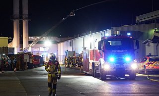 Die Feuerwehr versucht nach allen Kräften, die Flammen zu bekämpfen. - FREITAG-TV