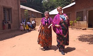 Ute Glunz-Eikerling (rechts) und Monika Thiele vom Unterst&uuml;tzerkreis Same/Tansania in farbenfrohen Outfits in Same. - Bildrechte: Ute Glunz-Eikerling