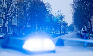 Ein Blaulicht leuchtet auf dem Dach eines Streifenwagens der Polizei. - Christoph Soeder/dpa/Symbolbild Ein Blaulicht leuchtet auf dem Dach eines Streifenwagens der Polizei. - Christoph Soeder/dpa/Symbolbild