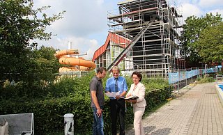 An der Baustelle: (von links) stellvertretender Badleiter Christian Herrmann, Stadtwerke-Geschäftsführer Jörg Karlikowski und Stadtwerke-Pressesprecherin Eva Ellminger besprechen den Fortschritt der Arbeiten. Im Hintergrund sind (rechts) der neue Rutschenturm und (links) die alte Rutsche, die überarbeitet wird, zu sehen. - Jana Beckmann An der Baustelle: (von links) stellvertretender Badleiter Christian Herrmann, Stadtwerke-Geschäftsführer Jörg Karlikowski und Stadtwerke-Pressesprecherin Eva Ellminger besprechen den Fortschritt der Arbeiten. Im Hintergrund sind (rechts) der neue Rutschenturm und (links) die alte Rutsche, die überarbeitet wird, zu sehen. - Jana Beckmann