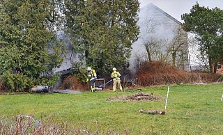 Die Feuerwehr löscht die brennenden Bäume. - Feuerwehr Lügde