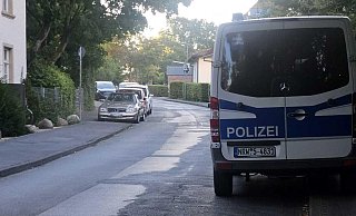 Einsatzfahrzeuge der Polizei stehen am Montagmorgen in der Georg-Weerth-Straße. - Janet König