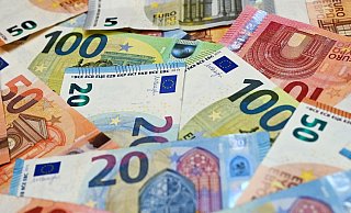 Eurobanknoten liegen auf einem Tisch. - Patrick Pleul/dpa-Zentralbild/dpa/Illustration Eurobanknoten liegen auf einem Tisch. - Patrick Pleul/dpa-Zentralbild/dpa/Illustration