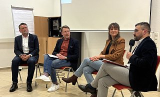 Kyra Funk, Journalistin und Autorin, Soziologe Hakob Matevosyan und Peter Dück, Mitglied des Integrationsrates der Stadt Detmold, diskutieren mit Kulturreferent Edwin Warkentin über das Wahlverhalten von Russlanddeutschen in Deutschland. - Jan Schillmann