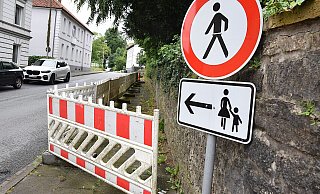 Die rot-weißen Baken stehen seit mehr als acht Jahren am Weberpark, weil die Mauer einsturzgefährdet ist. Jetzt soll eine andere Lösung her. Foto: Karin Prignitz - Karin Prignitz