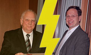 Vor drei Jahren dankte Augustdorfs Bürgermeister Dr. Andreas Wulf Lutz Müller für seine langjährige Tätigkeit als Schiedsmann. Heute treffen die Parteikollegen viele Beschlüsse gemeinsam. Doch der Tonfall ist rauer geworden.  - ArchivFoto: Gordula Gröne / Montage: Torben Gocke