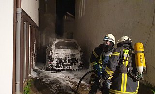 Der Wagen stand in Vollbrand, durch die mächtige Hitzeentwicklung wurden die nebenstehenden Gebäude beschädigt. - Feuerwehr Barntrup