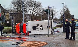 Bei einem Unfall in Mülheim an der Ruhr ist der Rettungswagen auf die Seite gekippt. - Justin Brosch/dpa Bei einem Unfall in Mülheim an der Ruhr ist der Rettungswagen auf die Seite gekippt. - Justin Brosch/dpa