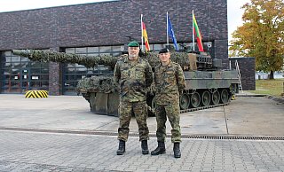 Oberst Stephan Behrenz (links), Kommandeur Panzerlehrbrigade 9 "Niedersachsen“ und Oberstleutnant Oliver Kaufmann. - Kyrill von Matuschka