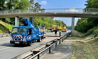Der erste Spezialkran steht an der beschädigten B1-Fußgängerbrücke. Ein zweiter ist für den Abriss erforderlich. - Ralph Meyer