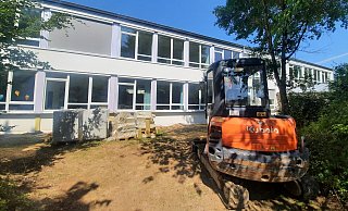 Während der Sommerferien wurde die östliche Fassade der Grundschule saniert. Die neuen Fenster können nun auch mit einem elektronischen Sonnenschutz abgedunkelt werden. - Michaela Weiße(LZ)