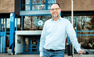 Schulleiter Carsten Paul ist glücklich mit dem schlichten Logo, das über dem Eingang des Stadtgymnasiums zu sehen ist. Ähnlich knapp hätte es sich die Schulkonferenz für den offiziellen Namen des Gymnasiums gewünscht. NRW Gesetze sehen es anders vor. - Torben Gocke Schulleiter Carsten Paul ist glücklich mit dem schlichten Logo, das über dem Eingang des Stadtgymnasiums zu sehen ist. Ähnlich knapp hätte es sich die Schulkonferenz für den offiziellen Namen des Gymnasiums gewünscht. NRW Gesetze sehen es anders vor. - Torben Gocke