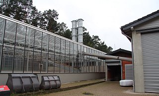 Aus der Halle, in der der Klärschlamm trocknet, soll bald kein unangenehmer Geruch mehr austreten. Dazu werden Sprühlanzen in die Kamine (im Hintergrund) gebaut, die die Abluft mit Mehrfachzuckern versetzen. - Nadine Uphoff