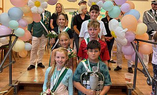Der neue Kinderthron mit König Taylor Paeschke und Königin Mira Mühl (vorne), Erste Throndame Luisa Söder und Thronoffizier Ben Spintzyk (mittlere Reihe), zweite Throndame Freda Franzke und Thronoffizier Phil Begemann (hinten). - Schützengesellschaft Schwalenberg