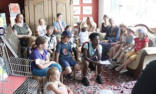 In die Welt der Magie durften die Kinder bei der „Zauberhaften Wortverlosung“ gemeinsam mit der Autorin Jutta Degenhardt eintauchen und ihre magischen Worte in eine selbstgebastelte Wortschachtel legen. - Juliana Szabo