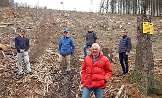 Die Fahrt über Stock und Stein ist ihr Hobby. Dafür möchten (von links) Christian Göring, Gründungsmitglied des Moutainbikevereins Bielefeld, Tobias Hagenbäumer vom Vorstand des Vereins sowie die Mountainbiker Finn-Ole Koch, Willi Wächter und Bjarne Wohlfahrt eine Strecke auf dem Tönsberg haben. - Gunter Held Die Fahrt über Stock und Stein ist ihr Hobby. Dafür möchten (von links) Christian Göring, Gründungsmitglied des Moutainbikevereins Bielefeld, Tobias Hagenbäumer vom Vorstand des Vereins sowie die Mountainbiker Finn-Ole Koch, Willi Wächter und Bjarne Wohlfahrt eine Strecke auf dem Tönsberg haben. - Gunter Held